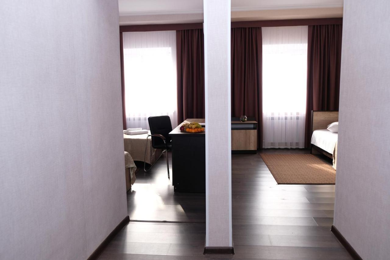 Orient Hotel Osh Exterior foto